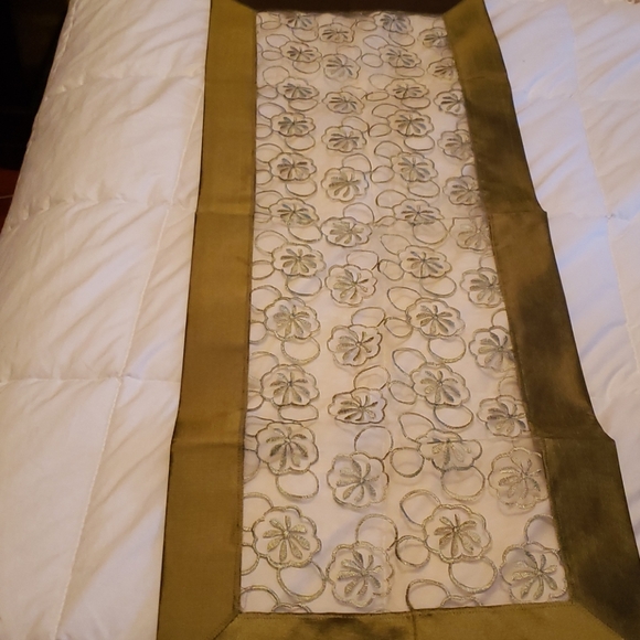 Table Runner - Picture 4 of 4